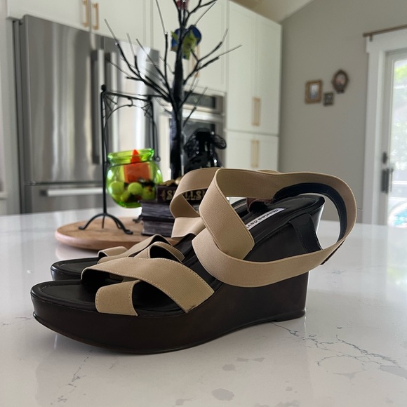 Barley used wedges. Soft heel very comfortable. Size 10 true to fit. - Picture 5 of 5